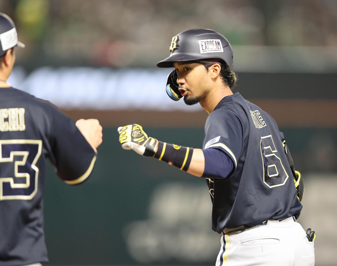 ソフトバンク対オリックス　6回表オリックス2死、宗は右前打を放つ（撮影・梅根麻紀）