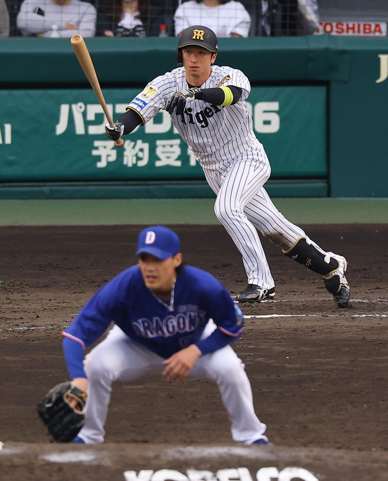 阪神対中日　6回裏阪神2死三塁、近本は勝ち越し適時打を放つ。投手斎藤（撮影・上田博志）