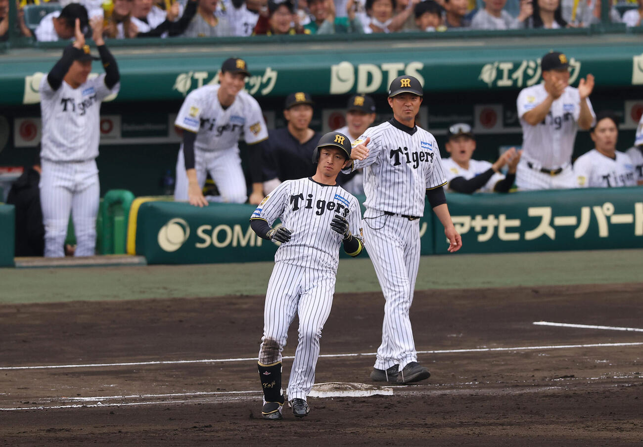阪神対中日　6回裏阪神2死三塁、近本は勝ち越し適時打を放つ（撮影・上田博志）