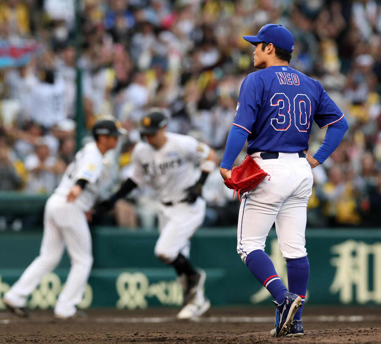 阪神対中日　7回裏阪神無死、根尾(右）は佐藤から中越えソロ本塁打を浴びる（撮影・加藤哉）