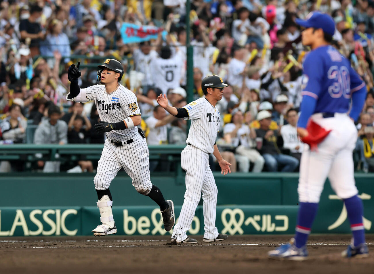 阪神対中日　7回裏阪神無死、佐藤は根尾(右）から中越えソロ本塁打を放つ（撮影・加藤哉）
