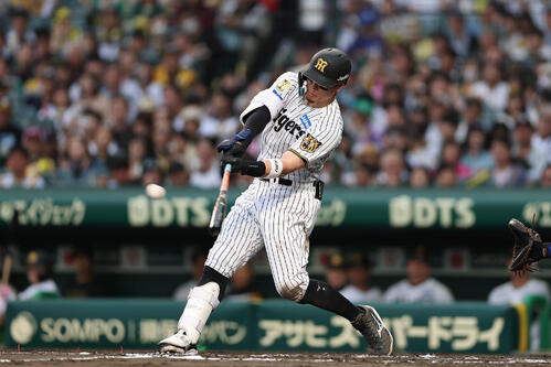 【阪神】佐藤輝明が完璧バックスクリーン弾　３打点でアイブラック兄弟森下翔太に２点差単独首位