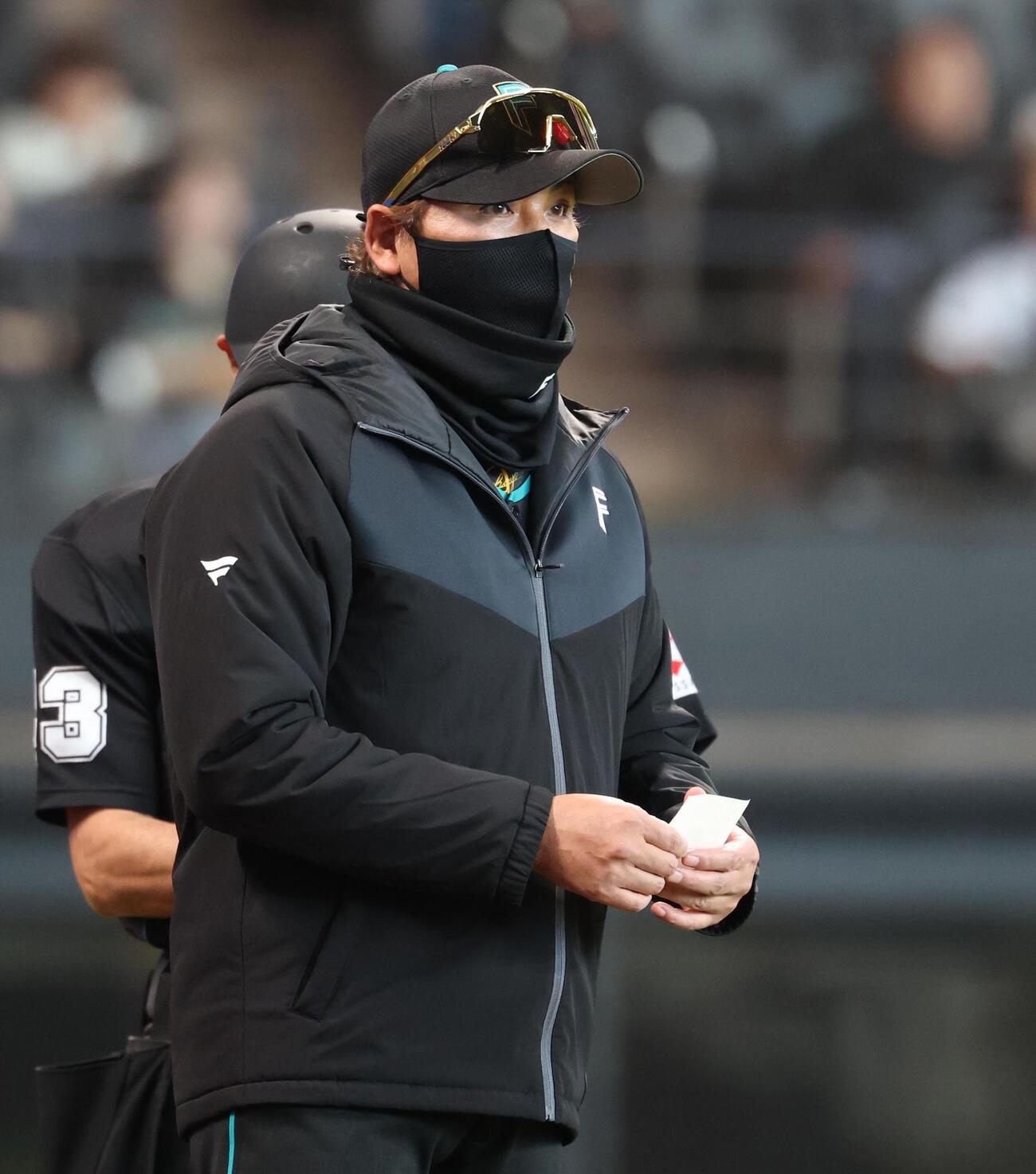 日本ハム対西武　投手交代を告げる新庄監督（撮影・黒川智章）
