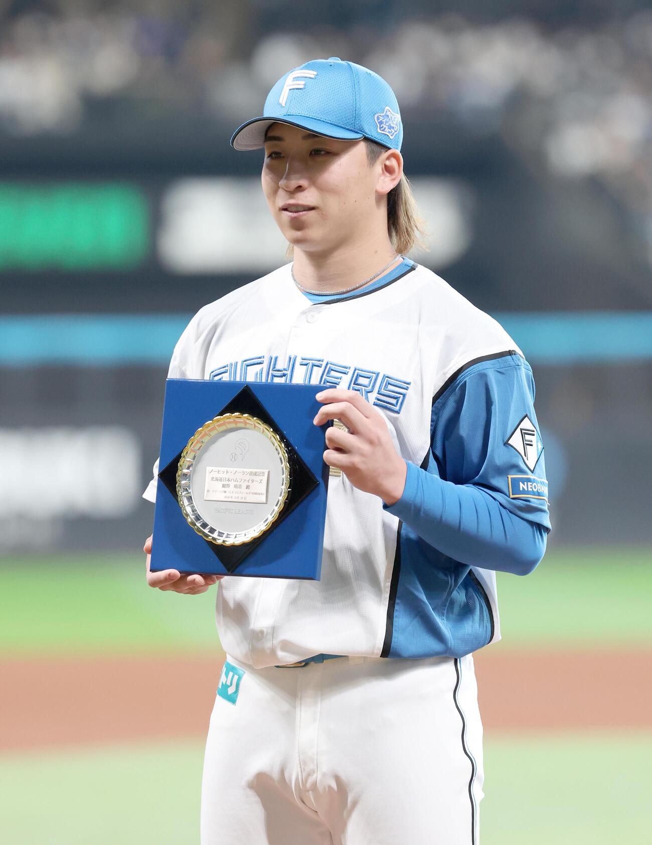 日本ハム対西武　ノーヒットノーランを達成し表彰される細野（撮影・黒川智章）