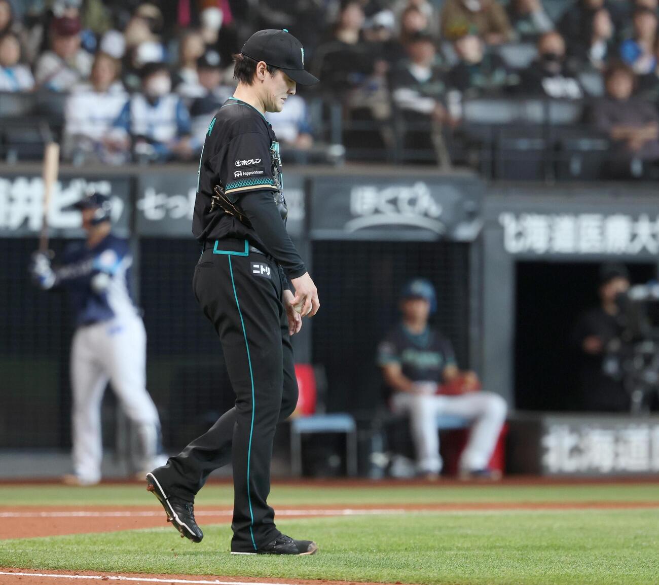 日本ハム対西武　3回表、失点し渋い表情の有原（撮影・黒川智章）