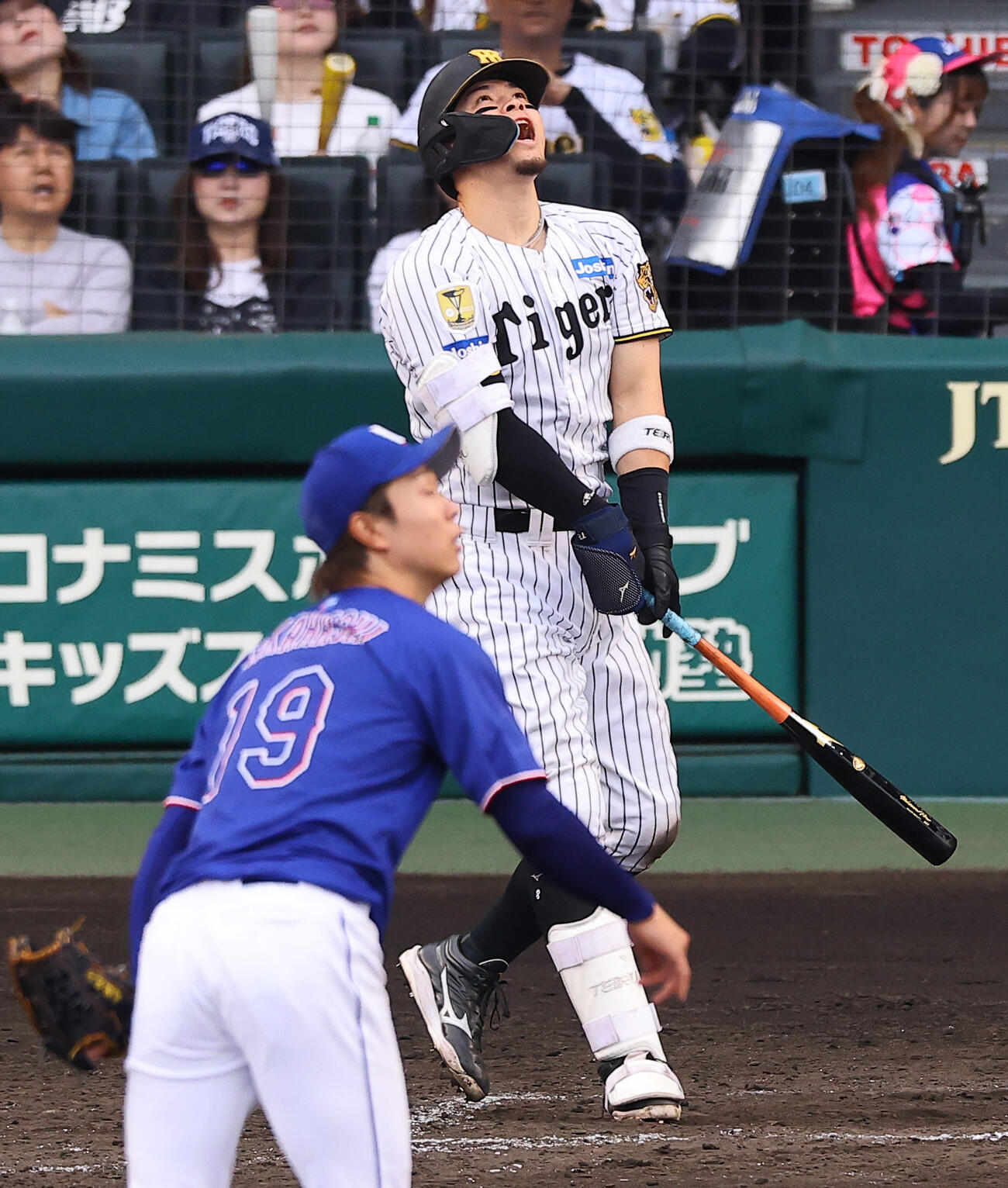 阪神対中日　5回裏阪神1死満塁、佐藤は犠飛を放つ（撮影・上田博志）