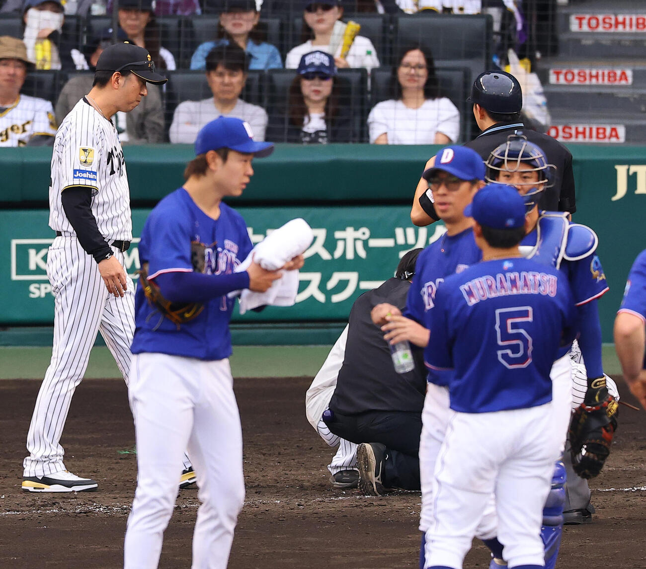 阪神対中日　5回裏阪神1死二、三塁、藤川監督（左）は死球を受けた森下を心配そうに見つめる（撮影・上田博志）