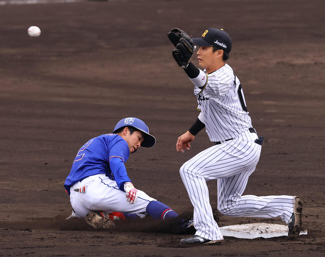 阪神対中日　5回表中日2死、田中は二塁打を放つ（撮影・上田博志）