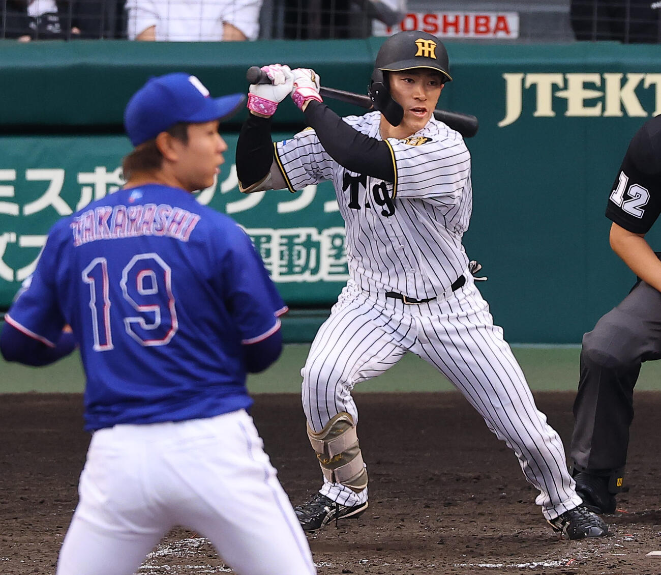 阪神対中日　5回裏阪神無死、福島は安打を放つ（撮影・上田博志）