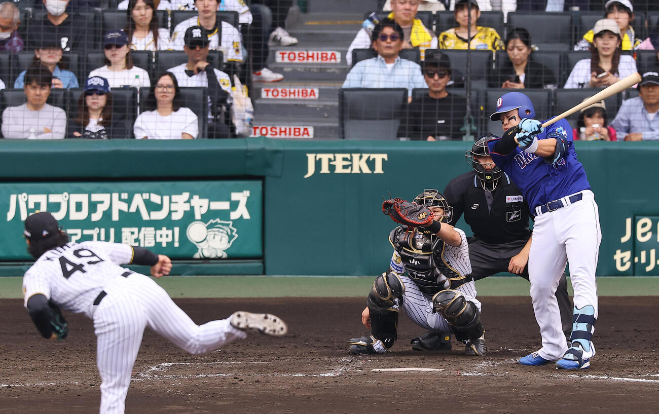 阪神対中日　4回表中日1死、細川は三振に倒れる。投手は工藤（撮影・上田博志）