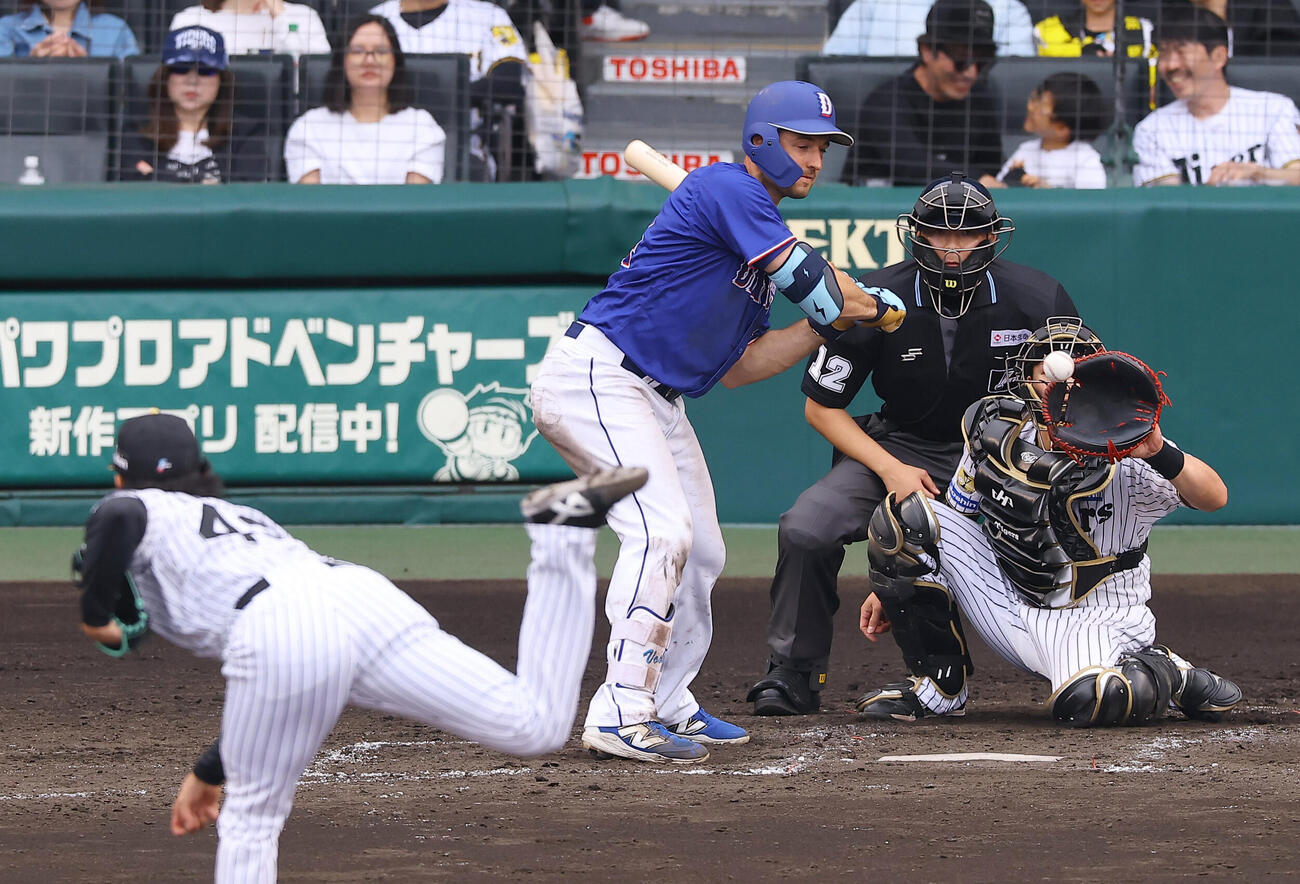 阪神対中日　4回表中日無死、ボスラーは三振に倒れる。投手は工藤（撮影・上田博志）