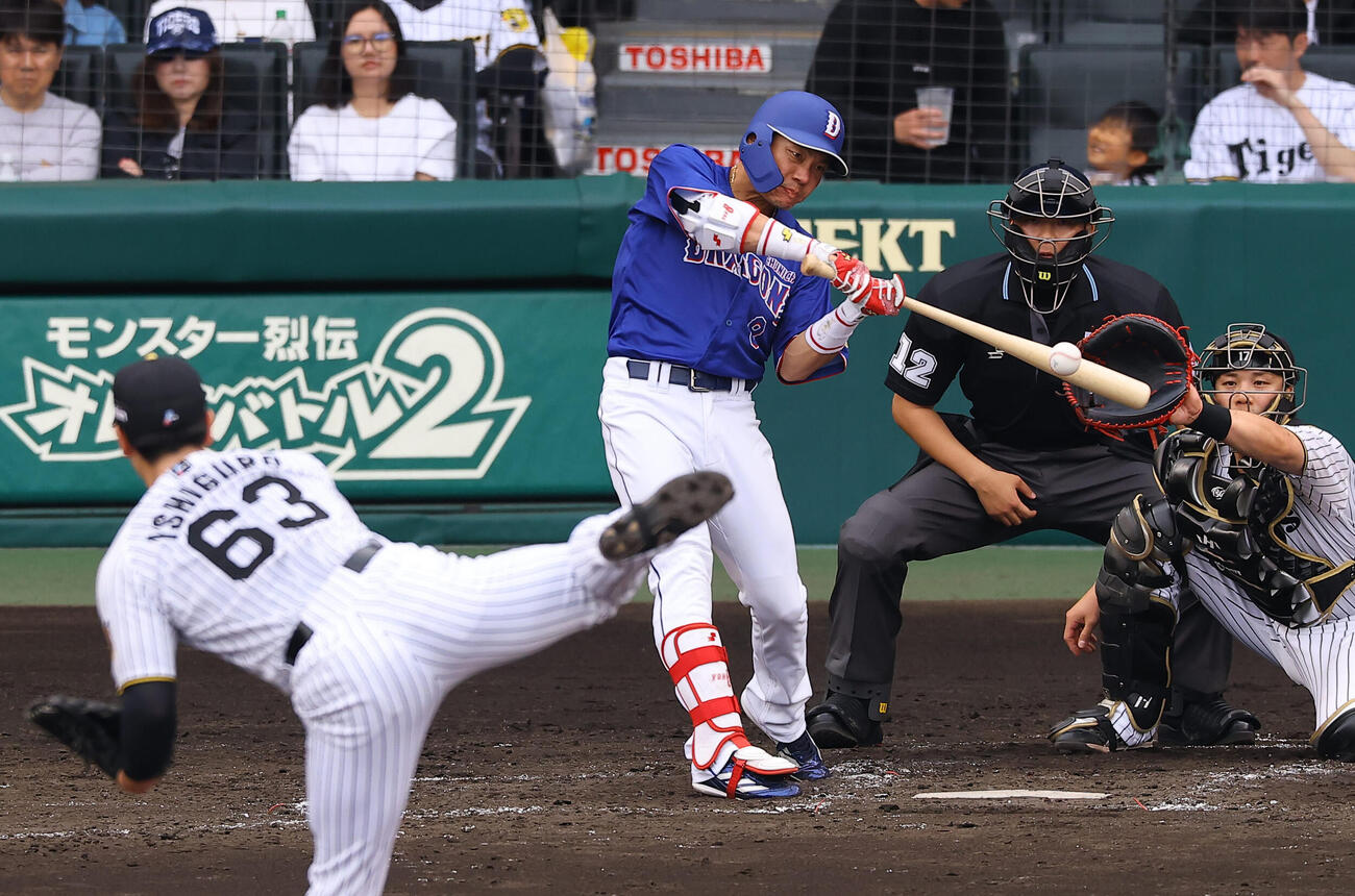 阪神対中日　3回表中日2死二塁、大島は適時二塁打を放つ（撮影・上田博志）