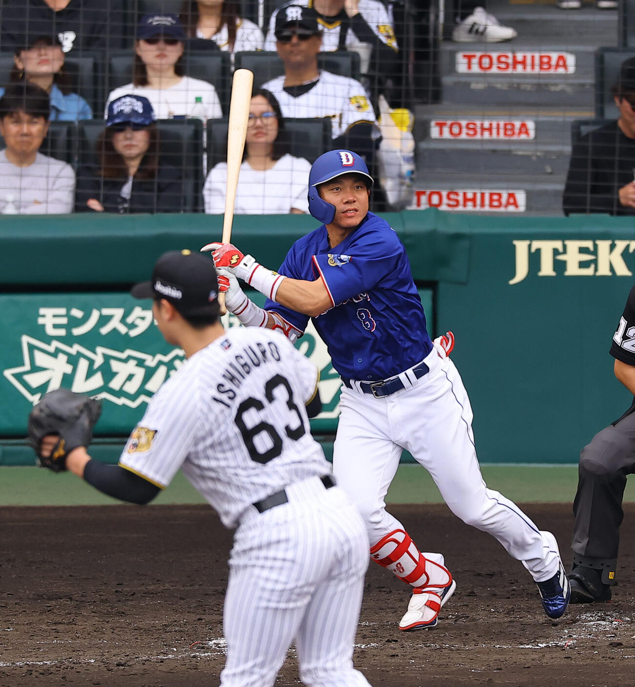 阪神対中日　3回表中日2死二塁、大島は適時二塁打を放つ（撮影・上田博志）