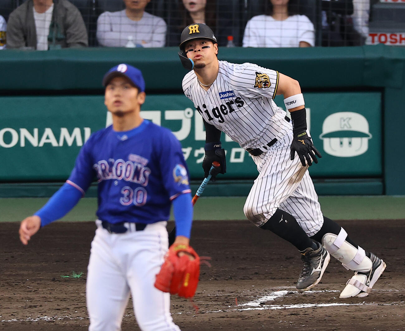 阪神対中日　7回裏阪神無死、佐藤はソロ本塁打を放つ。投手は根尾（撮影・上田博志）