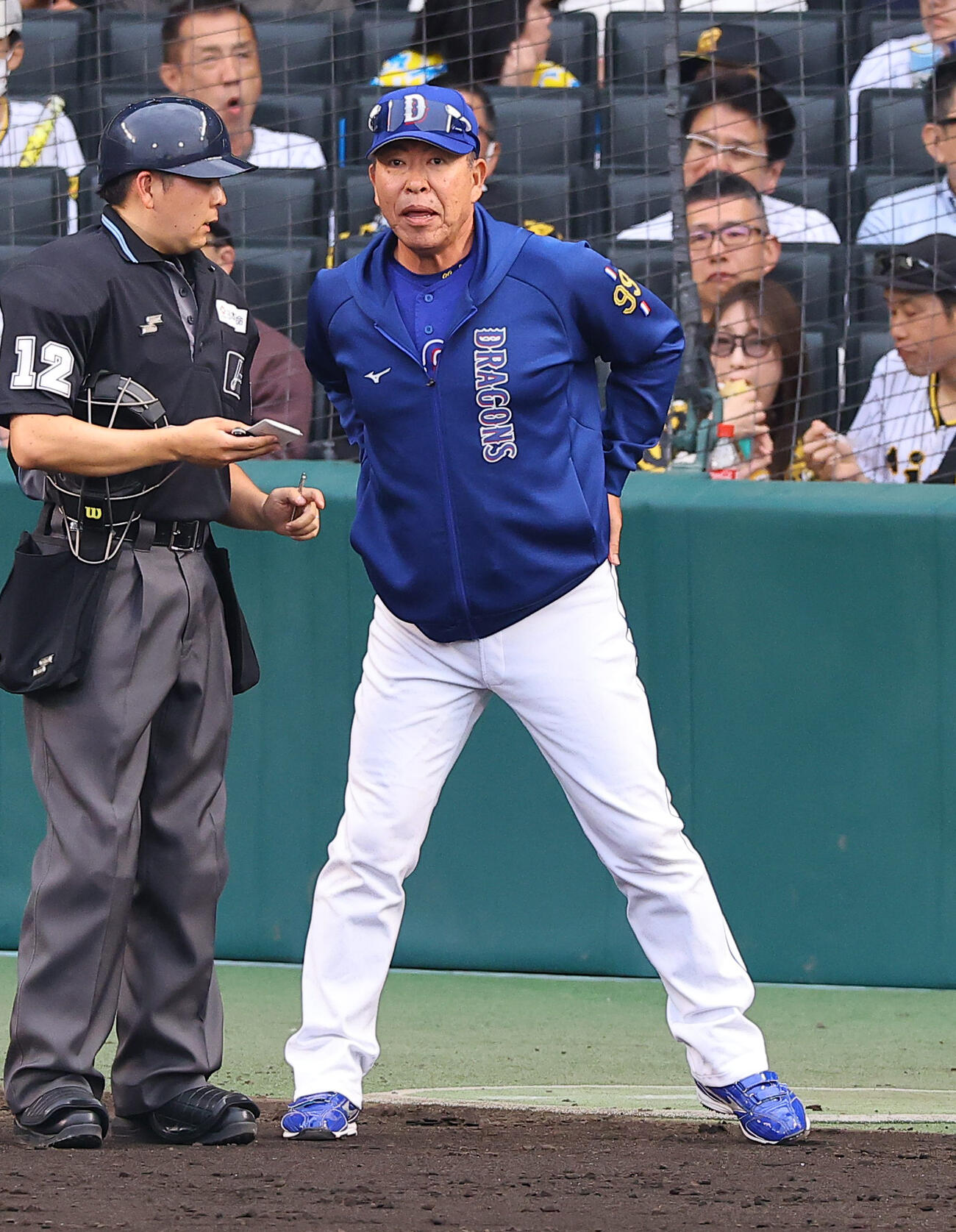 阪神対中日　選手交代を告げる井上監督（撮影・上田博志）