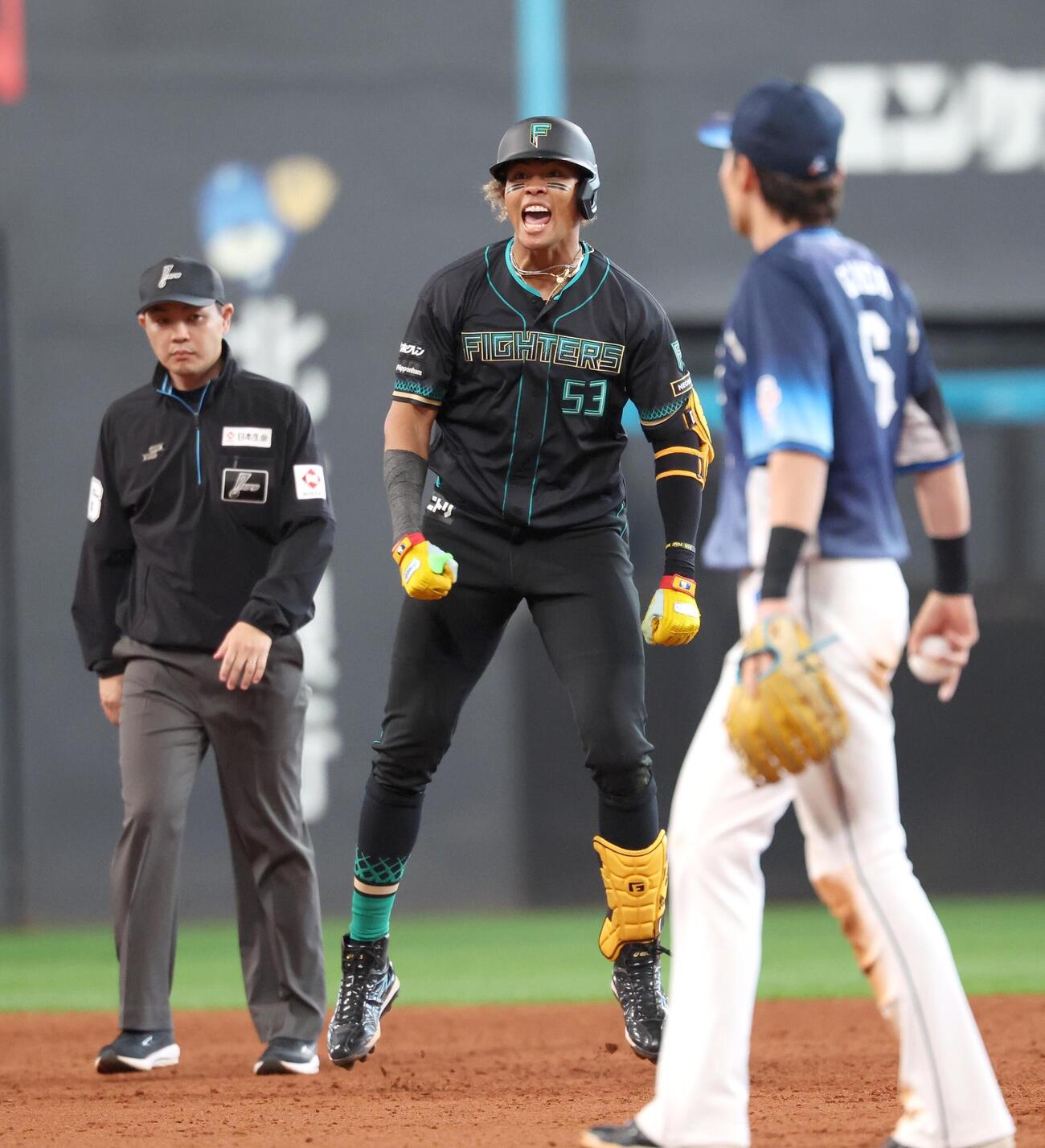 日本ハム対西武　6回裏日本ハム2死満塁、2点適時二塁打を放ち叫ぶ水谷（撮影・黒川智章）