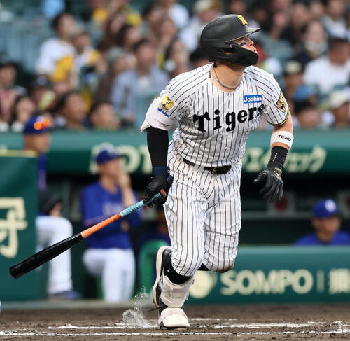 動画】打球速度180キロ 佐藤輝明 ５号ホームランはバックスクリーンへ 打点は単独トップ - プロ野球ライブ速報写真ニュース : 日刊スポーツ