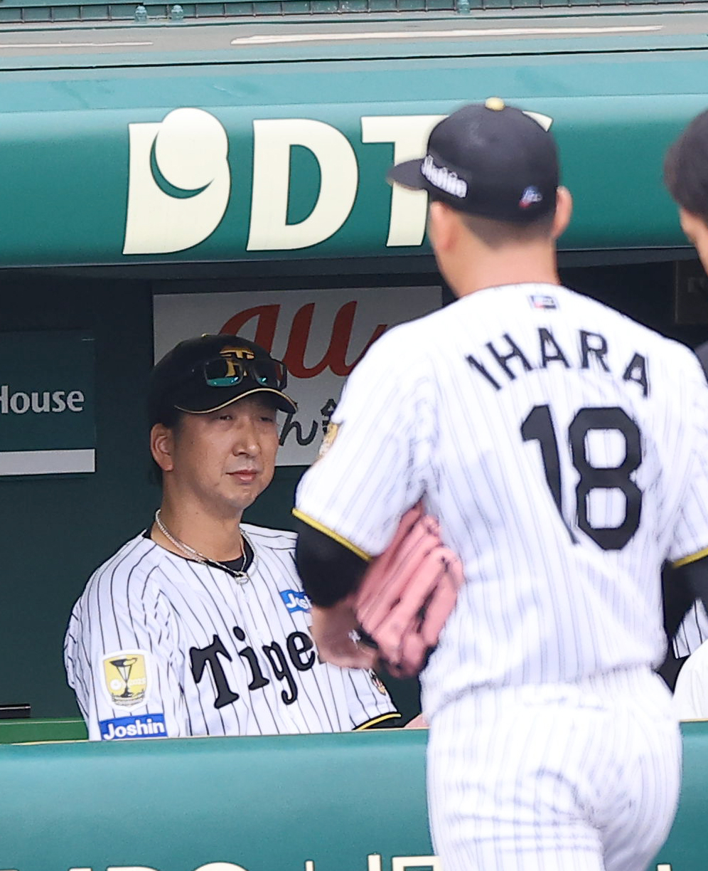 阪神対中日　2回途中で伊原を降板させる藤川監督（撮影・上田博志）