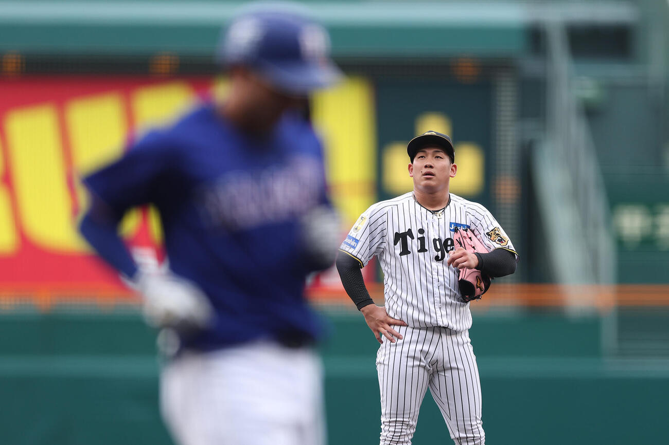 阪神対中日　2回表中日1死一塁、石伊（手前）に2点本塁打を浴びた伊原（撮影・前田充）
