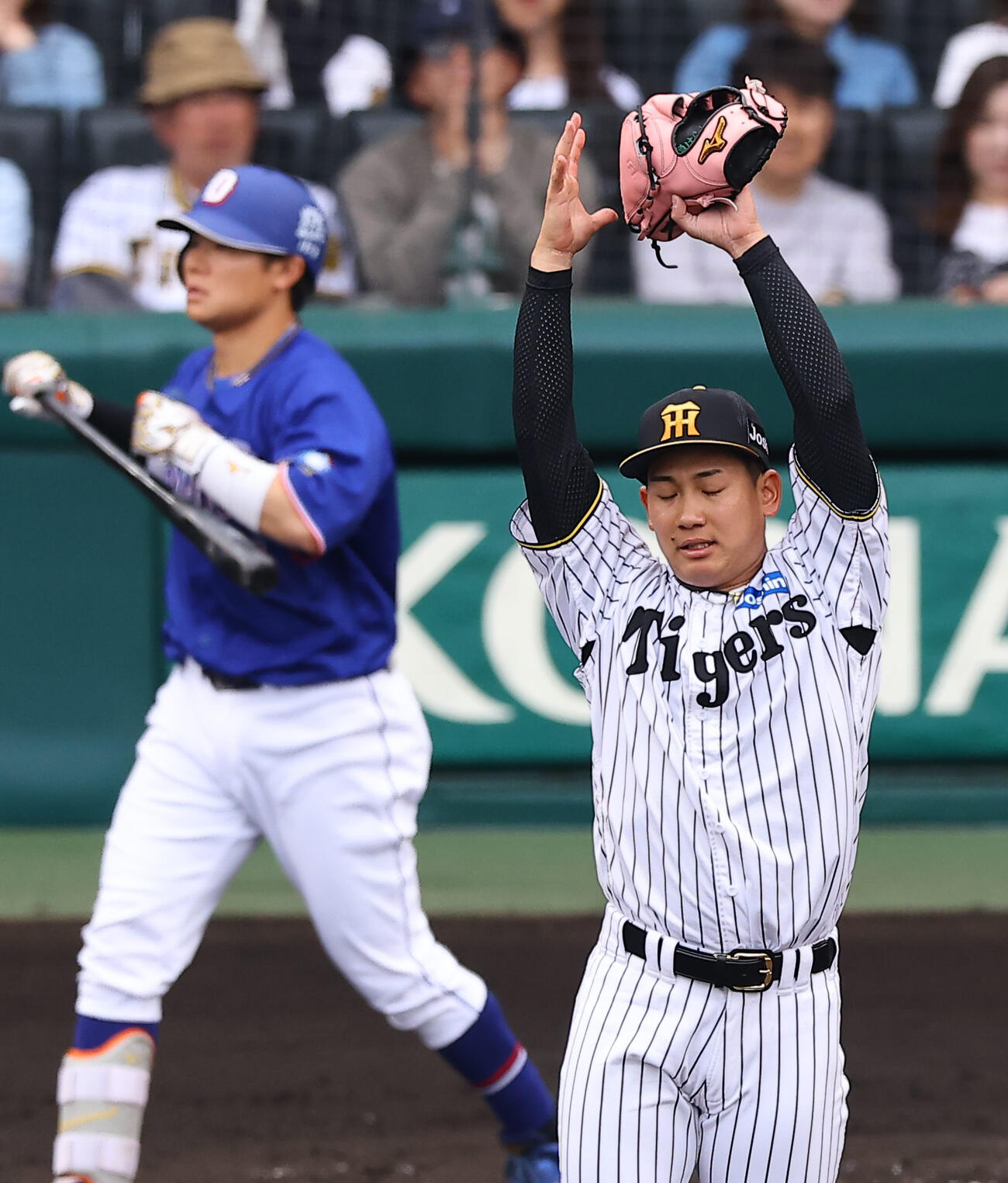 阪神対中日　1回表中日2死満塁、伊原は村松に押し出し四球を与える（撮影・上田博志）