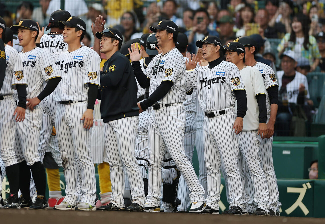 阪神対中日　中日に勝利し、ナインを出迎える阪神藤川監督（中央）ら（撮影・前田充）