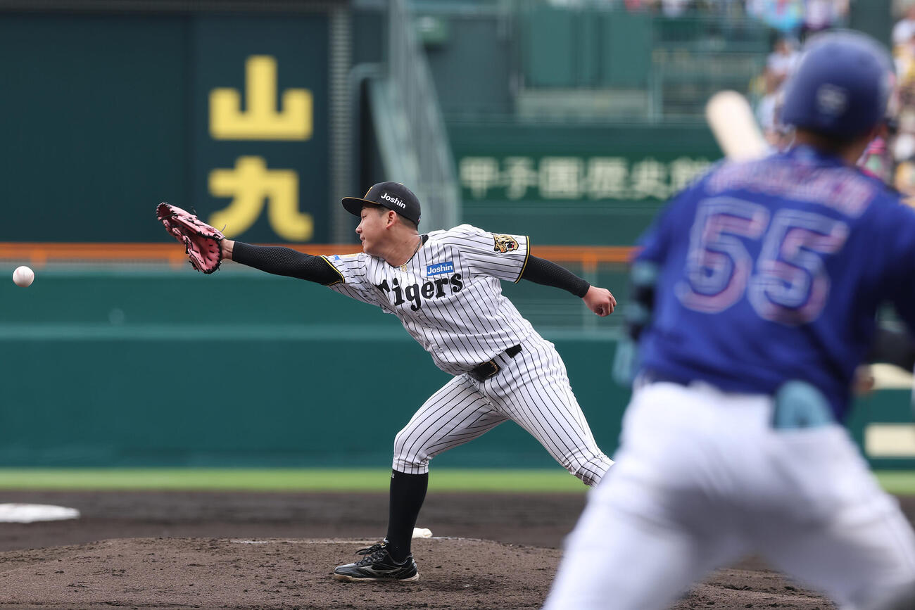 阪神対中日　2回表中日1死一塁、細川に中前打を許す伊原（撮影・前田充）