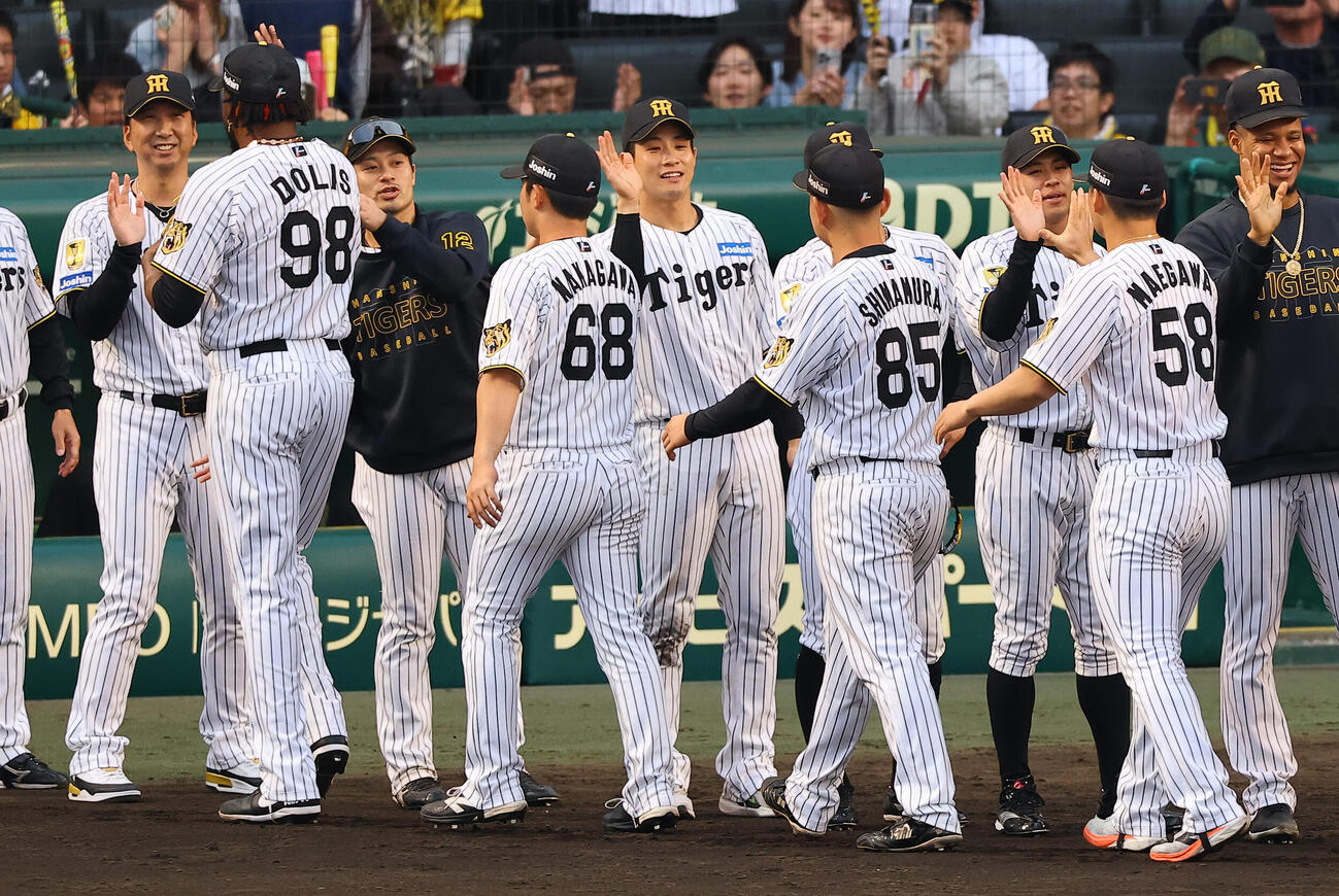 阪神対中日　中日に勝利した藤川監督（左）は笑顔でナインを出迎える（撮影・上田博志）