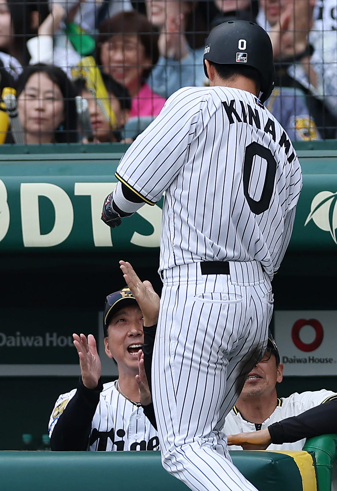 阪神対中日　6回裏阪神2死三塁、近本の適時打で生還した木浪（右）を迎える藤川監督（撮影・前田充）