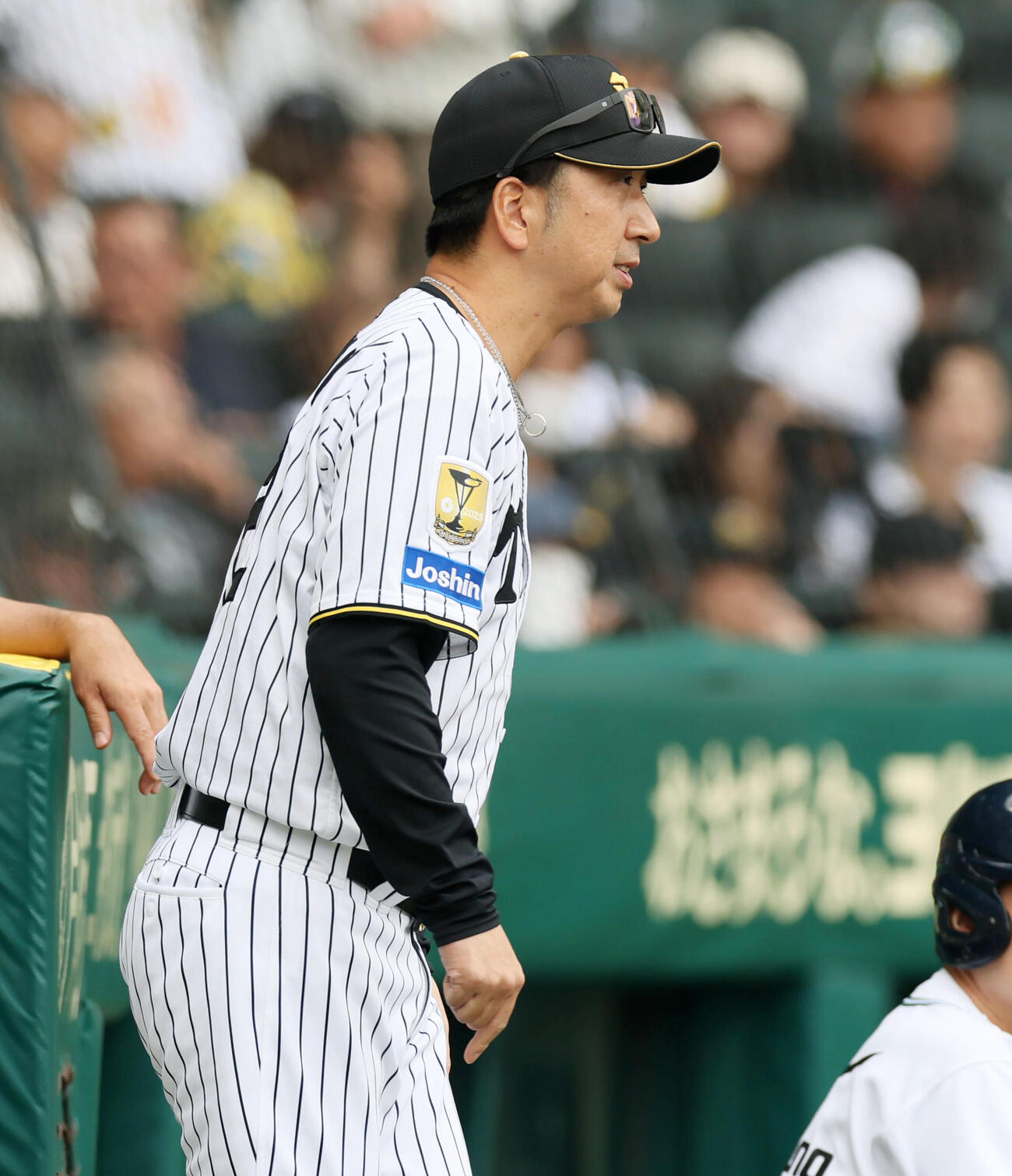 阪神対中日　2回表中日2死一、二塁、打者阿部のとき先発伊原が降板し交代を告げる藤川監督（撮影・加藤哉）