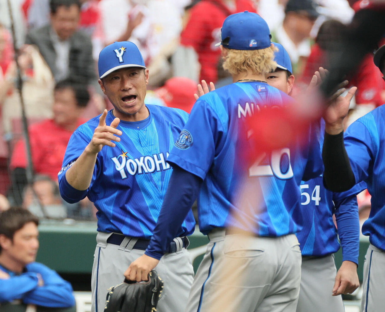 広島対DeNA　ナインを迎える相川監督（左）督（撮影・加藤孝規）