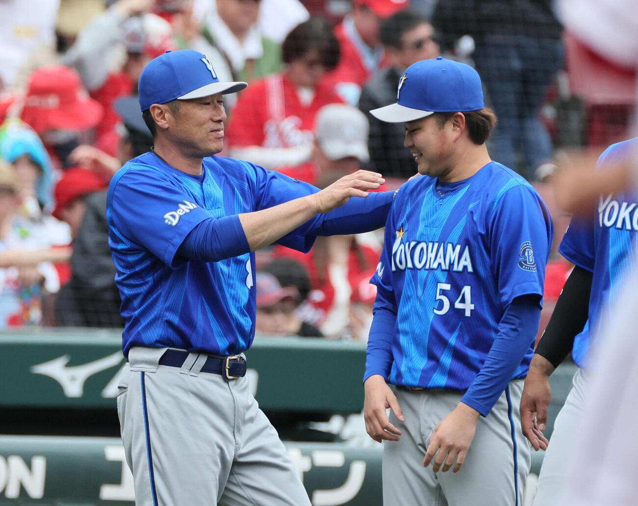 広島対DeNA　先発の石田裕（右）をねぎらう相川監督（撮影・加藤孝規）