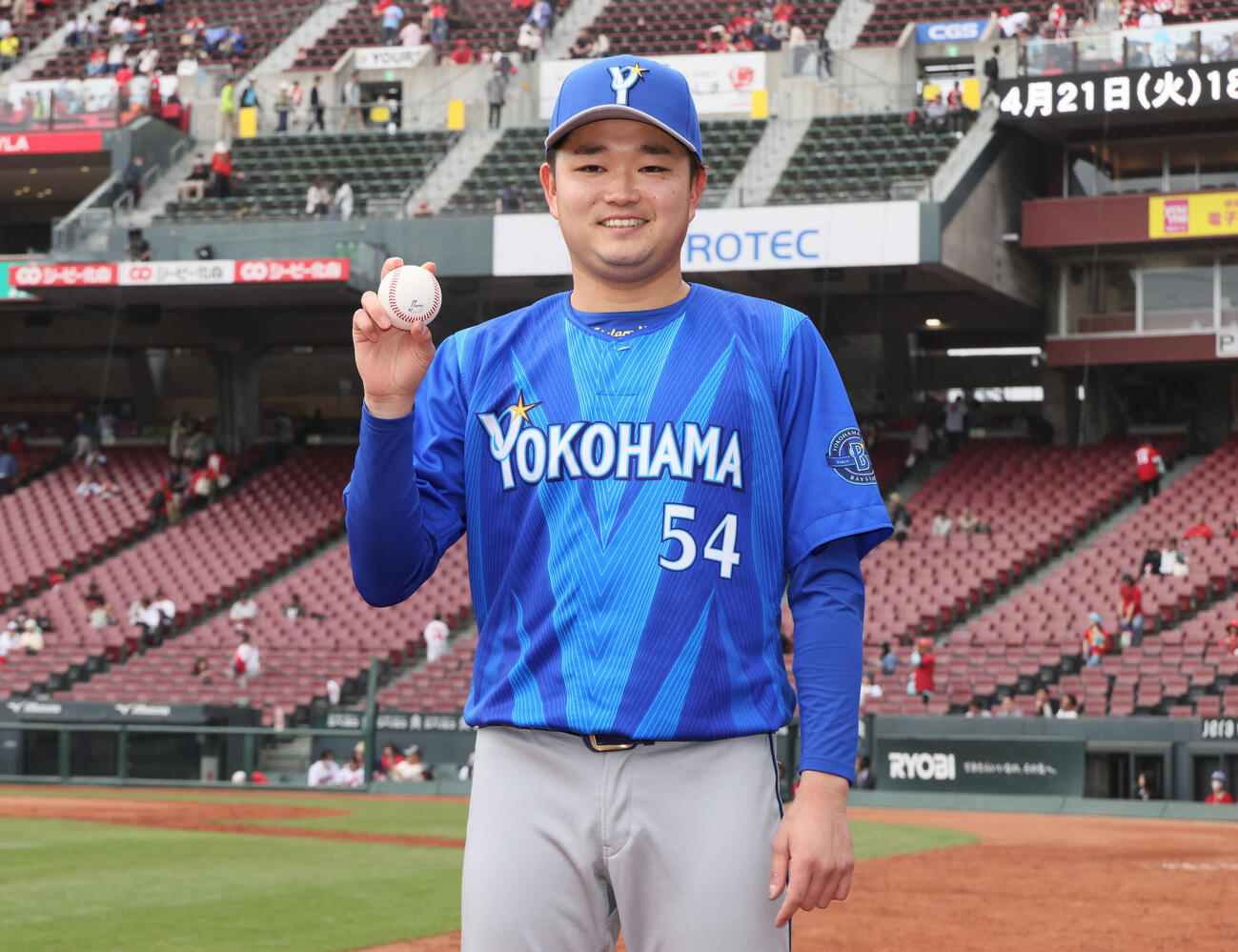 広島対DeNA　今季1勝目のDeNA石田裕は笑顔を見せる（撮影・加藤孝規）