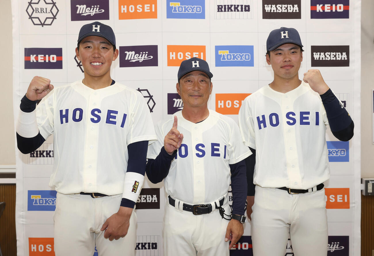 立大対法大　勝ち点1を挙げ笑顔を見せる法大の、左から井上和、大島監督、境（撮影・柴田隆二）