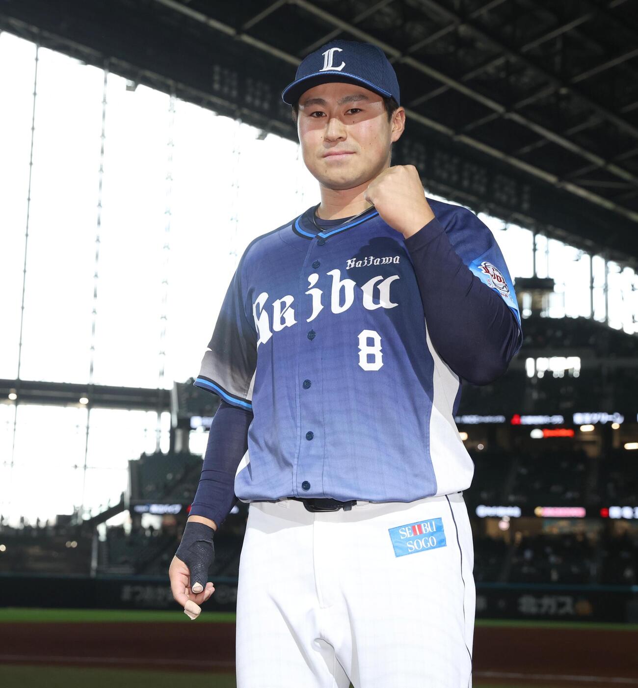 日本ハム対西武　試合後、ガッツポーズの渡部（撮影・黒川智章）