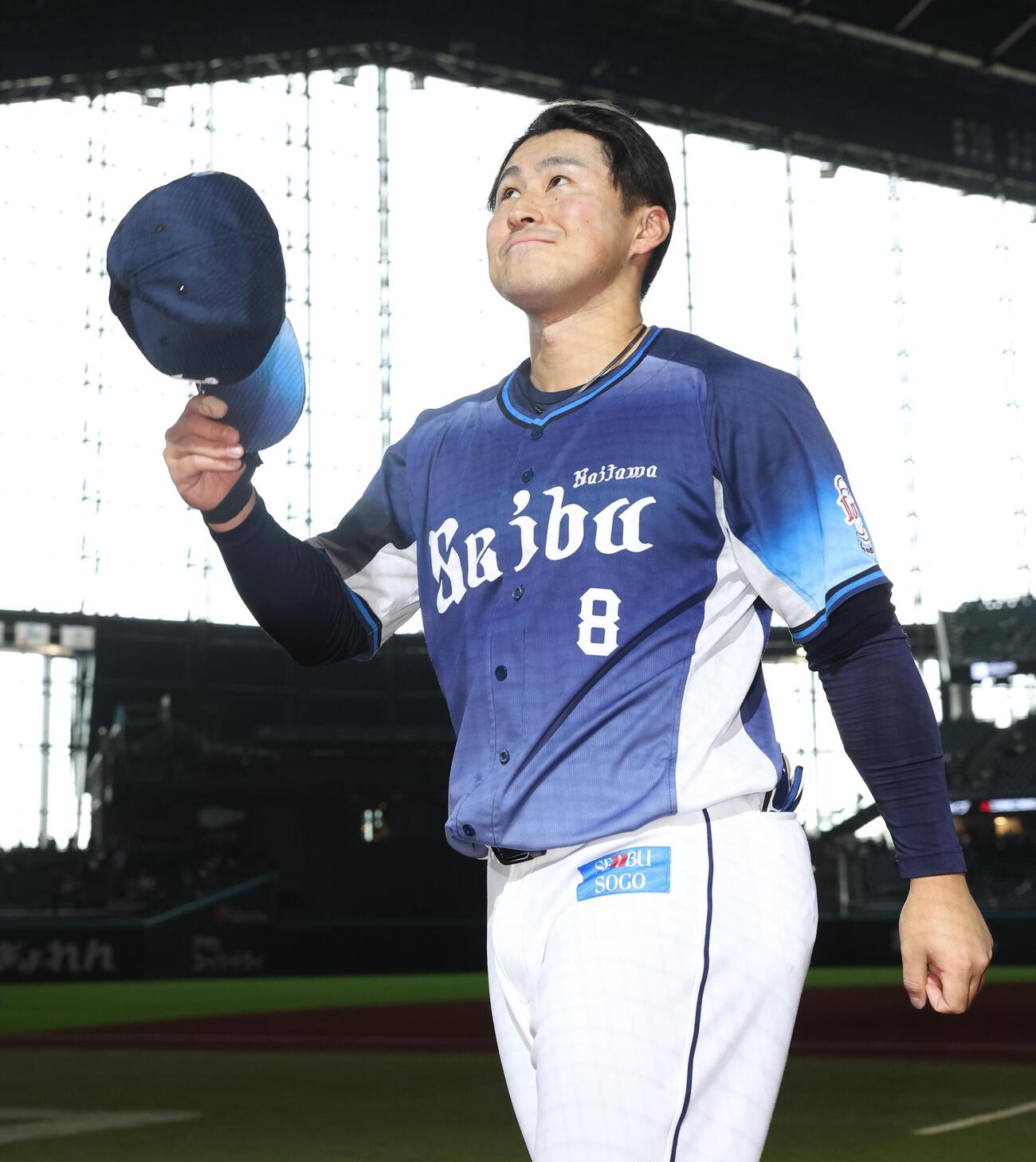 日本ハム対西武　試合後、応援団にあいさつする渡部（撮影・黒川智章）