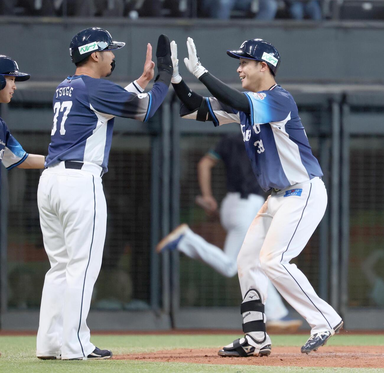 日本ハム対西武　9回表西武2死一塁、2点本塁打を放ち笑顔で生還する平沢（右）（撮影・黒川智章）