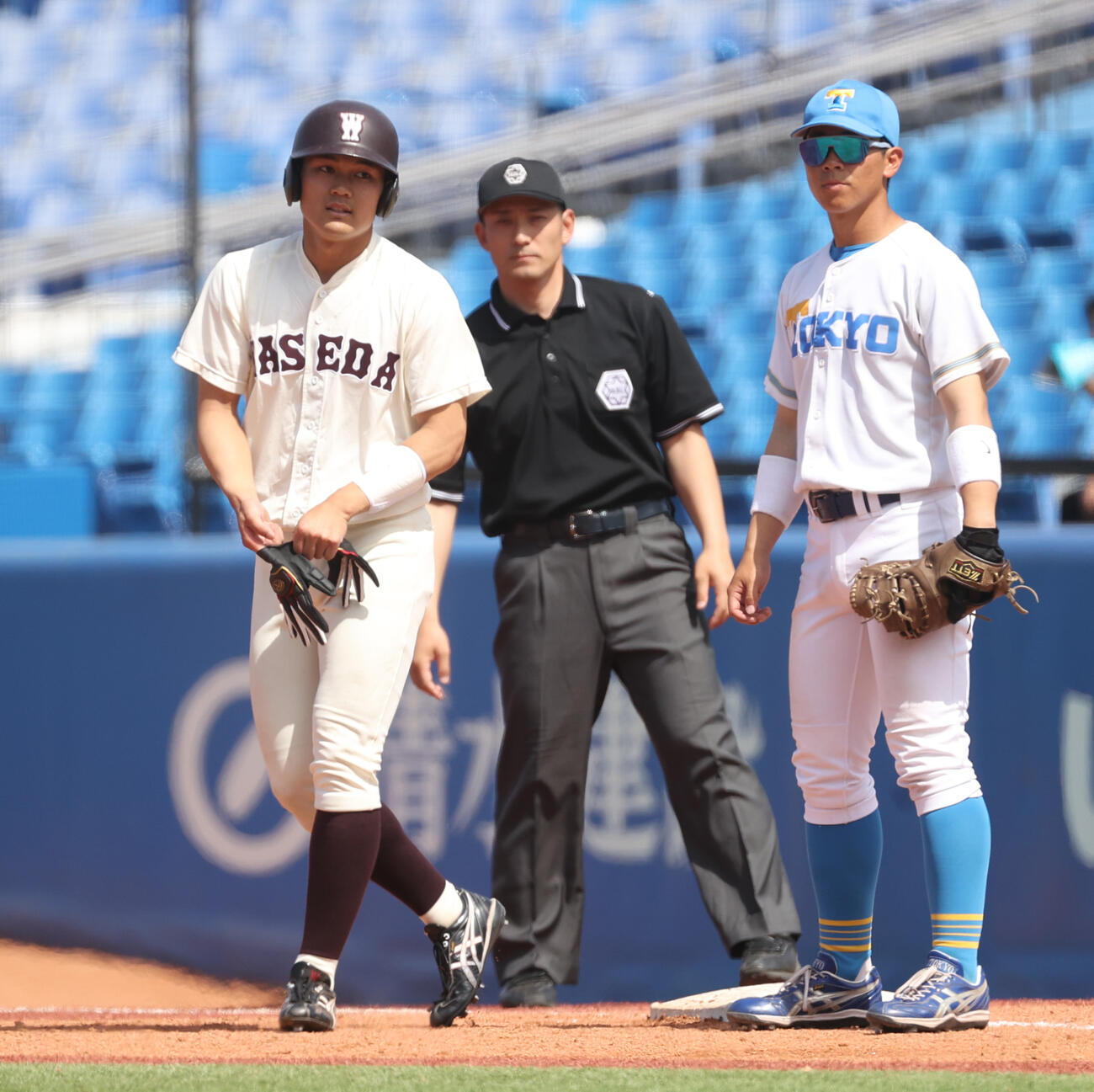 早大対東大　3回表早大1死、阿（左）は中前安打を放つ（撮影・柴田隆二）