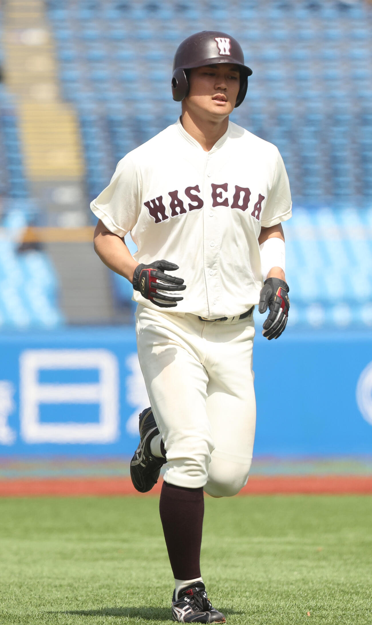 早大対東大　3回表早大2死一塁、阿部は盗塁死になりベンチに戻る（撮影・柴田隆二）