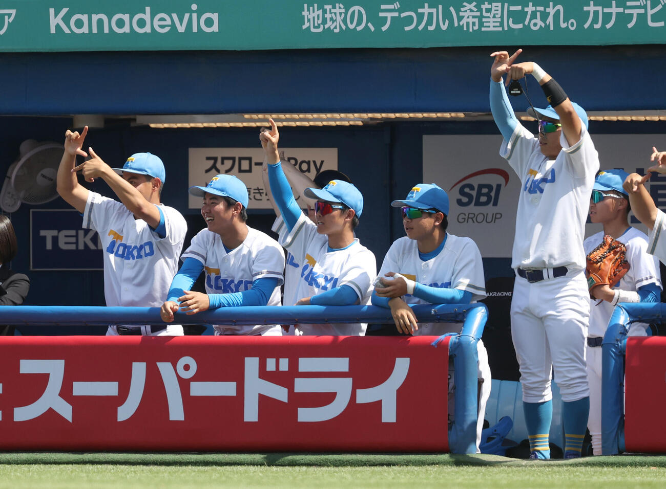 早大対東大　1回裏東大2死三塁、荒井慶の適時二塁打に喜ぶ東大ナイン（撮影・柴田隆二）