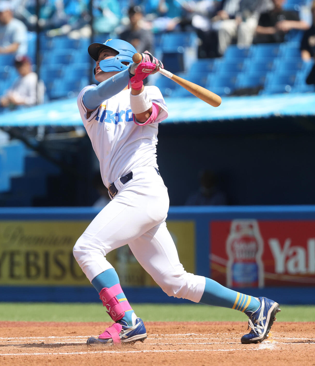 早大対東大　1回裏東大2死三塁、荒井慶は適時二塁打を放つ（撮影・柴田隆二）
