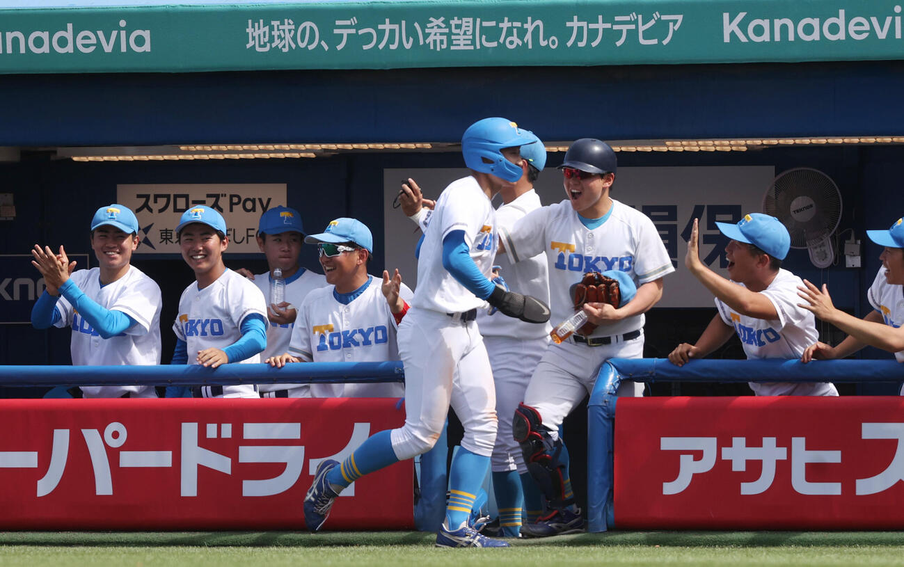 早大対東大　3回裏東大2死一、二塁、荒井慶の適時打で二塁走者成瀬が生還しナインの出迎えを受ける（撮影・柴田隆二）