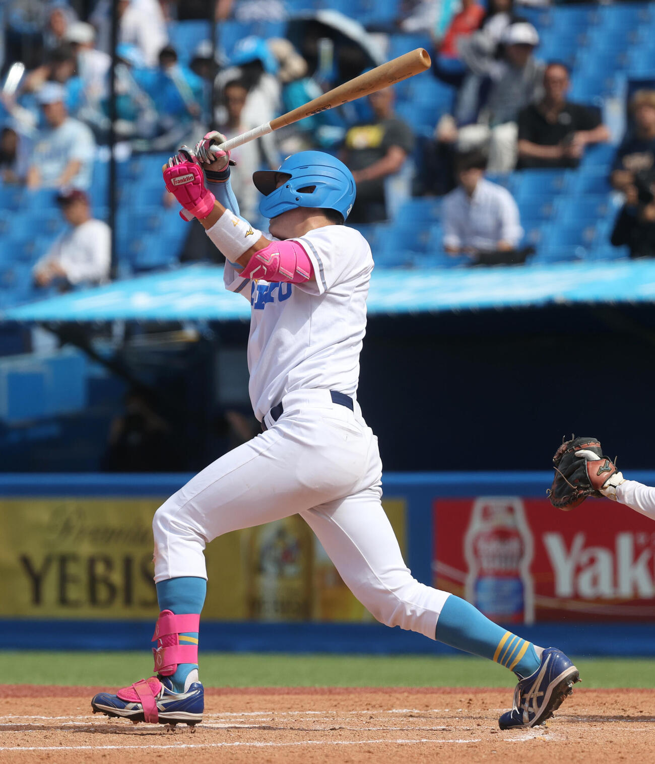 早大対東大　3回裏東大2死一、二塁、荒井慶は適時打を放つ（撮影・柴田隆二）