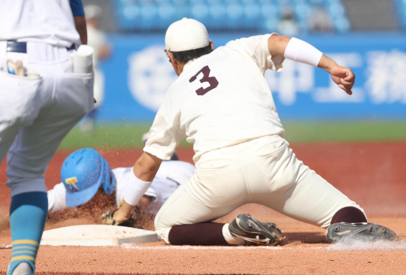 早大対東大　7回裏東大無死二塁、けん制で飛び出した二塁走者明石は三塁でアウトになる。岡西三塁手（撮影・柴田隆二）