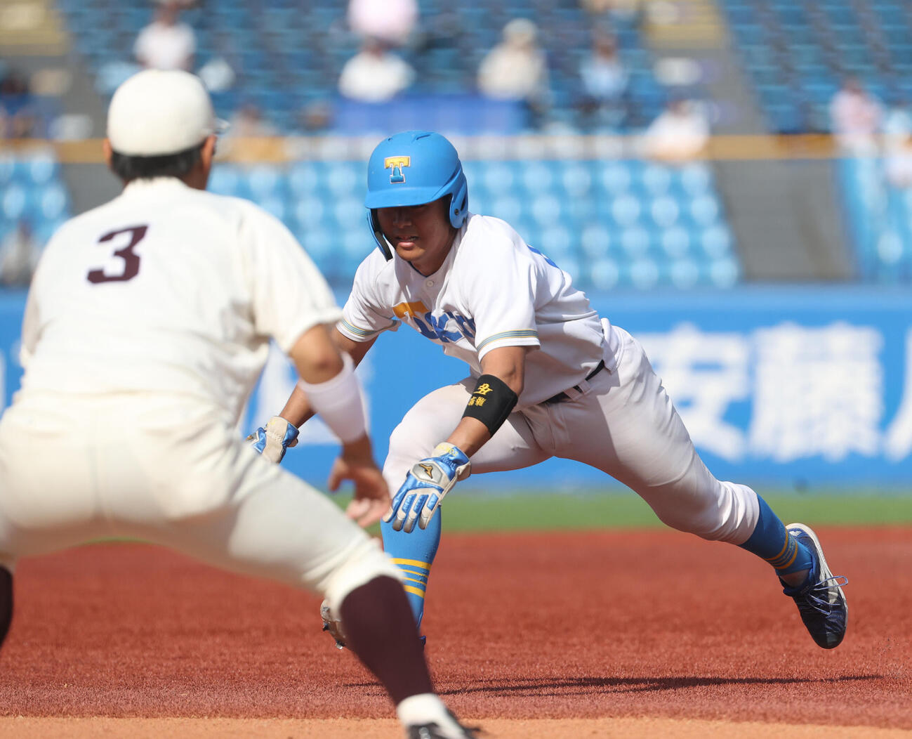 早大対東大　7回裏東大無死二塁、けん制で飛び出した二塁走者明石は三塁でアウトになる。岡西三塁手（撮影・柴田隆二）
