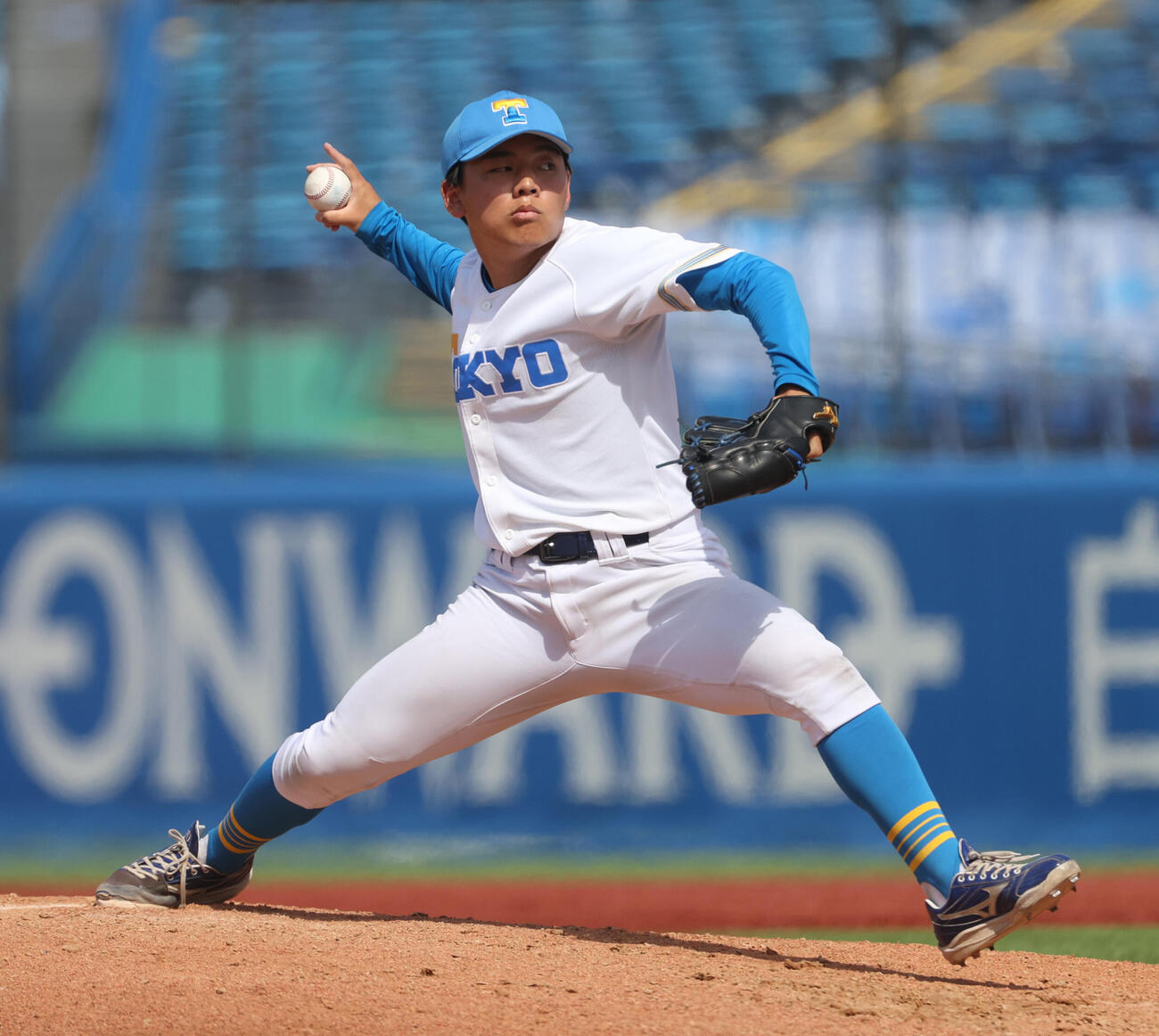 早大対東大　4回途中から登板した東大・中根（撮影・柴田隆二）
