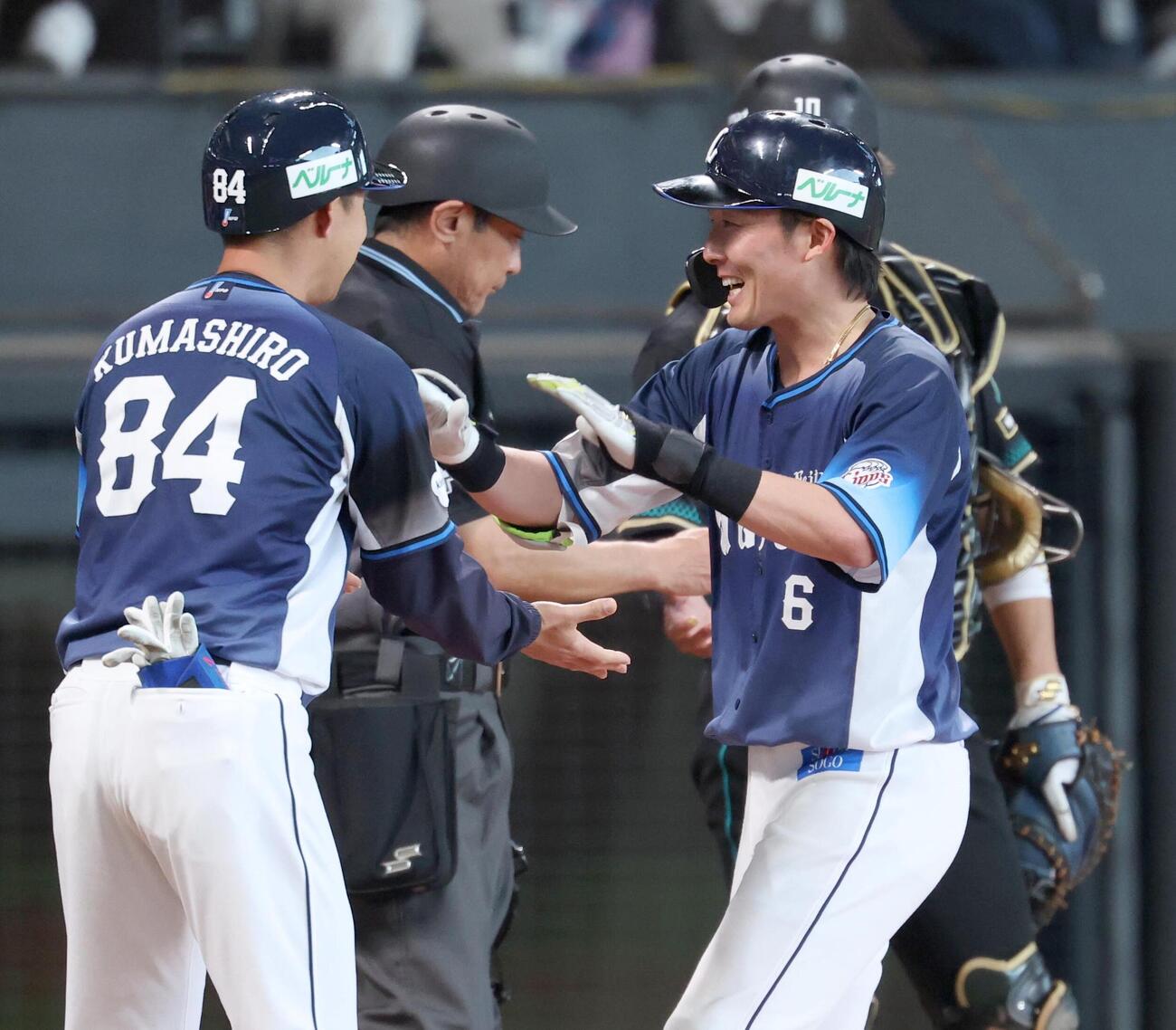 日本ハム対西武　8回表西武1死満塁、満塁本塁打を放ち笑顔で生還する源田（撮影・黒川智章）