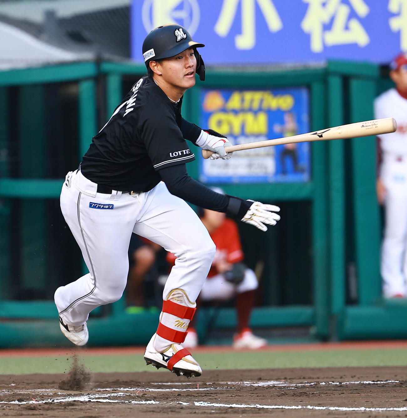 楽天対ロッテ　6回表ロッテ1死二、三塁、適時打を放つ西川（撮影・野上伸悟）