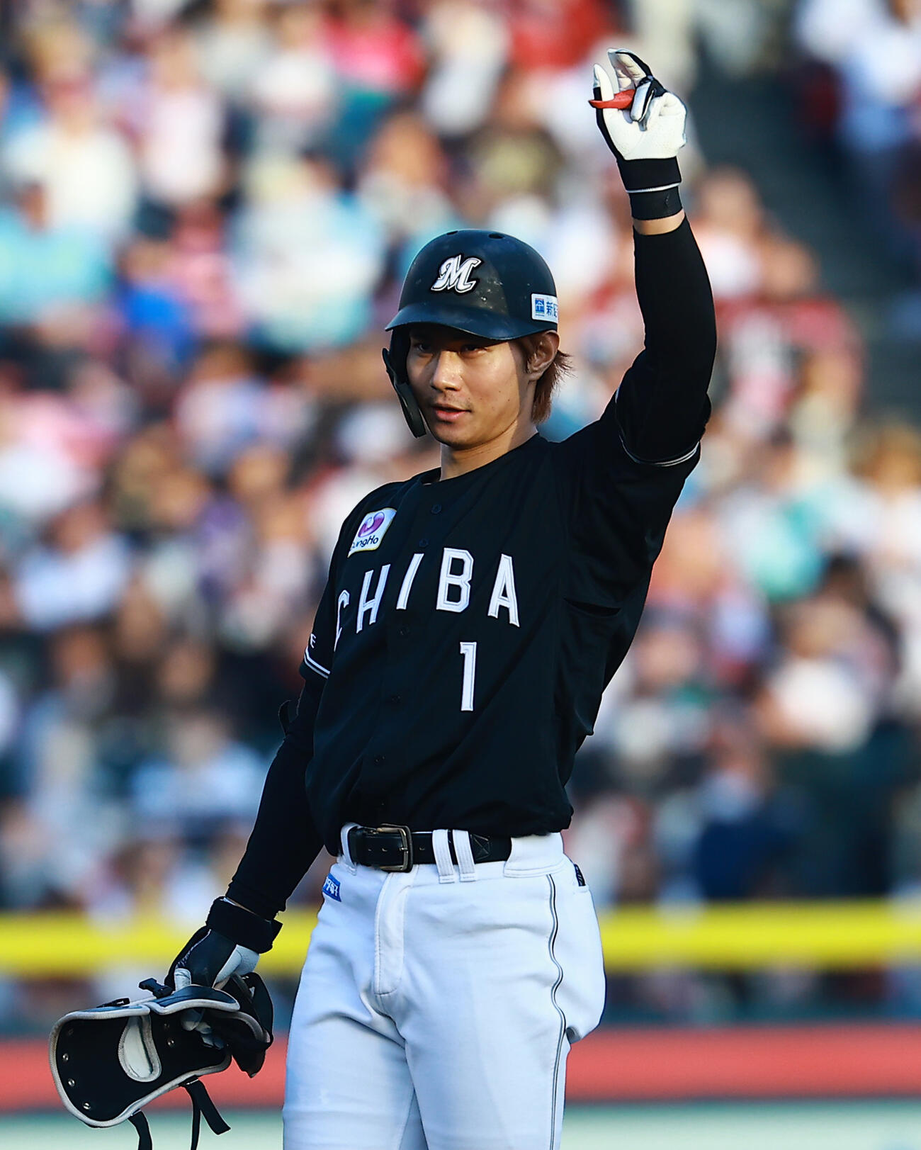 楽天対ロッテ　6回表ロッテ1死一、二塁、適時二塁打を放ち喜ぶ藤原（撮影・野上伸悟）