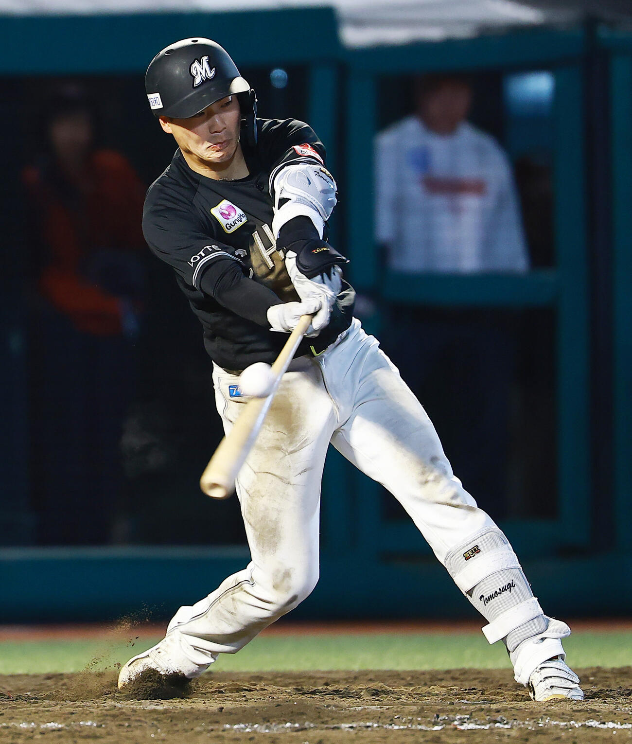 楽天対ロッテ　8回表ロッテ2死満塁、2点適時安打を放つ友杉（撮影・野上伸悟）