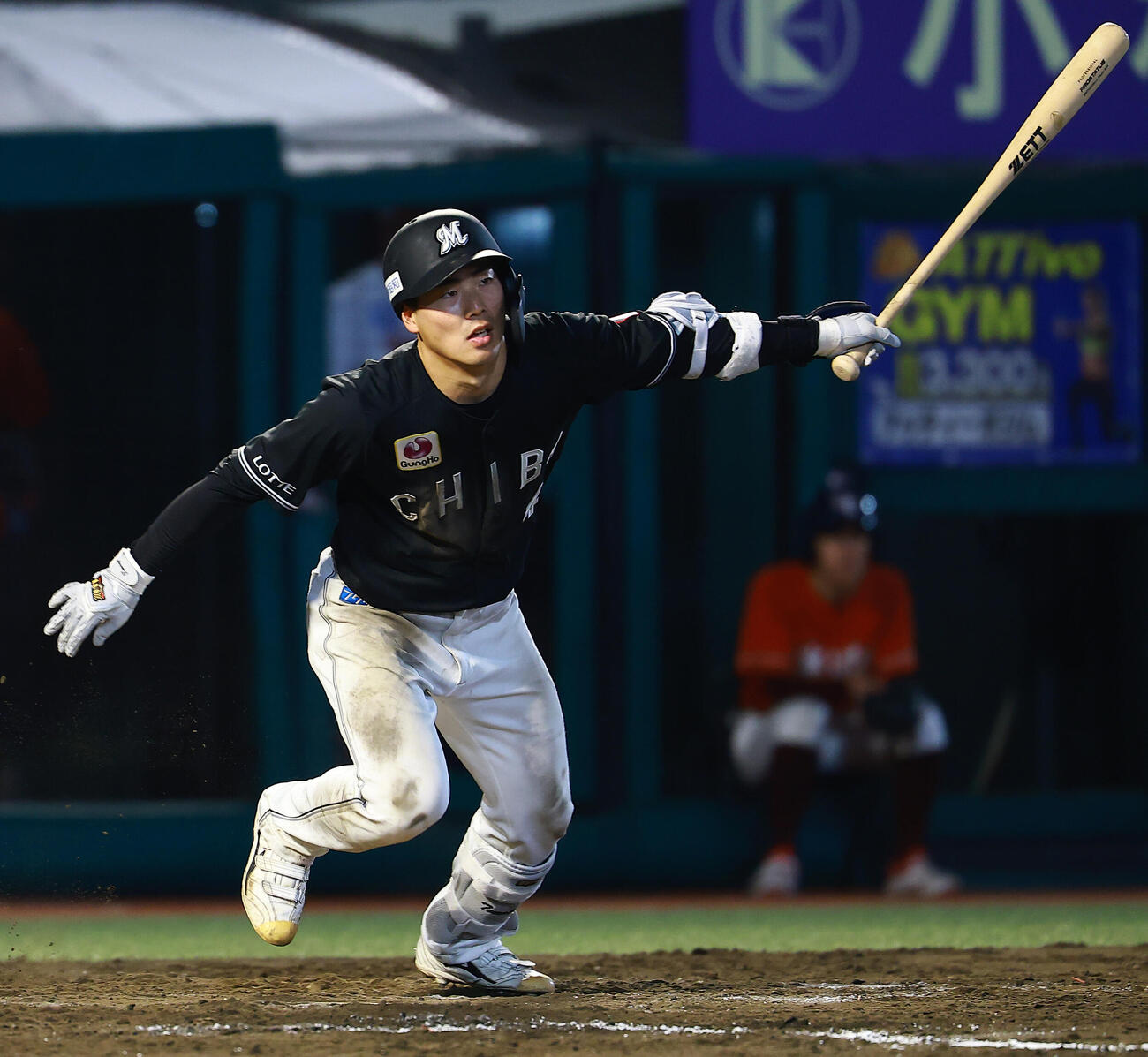楽天対ロッテ　8回表ロッテ2死満塁、2点適時打を放つ友杉（撮影・野上伸悟）